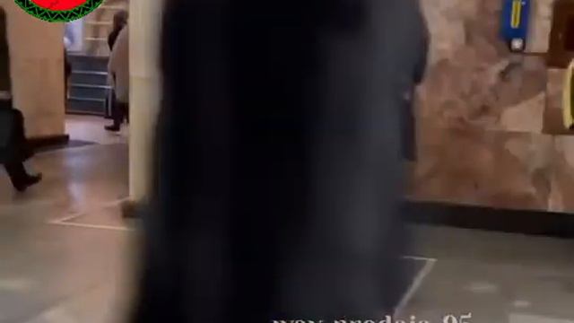 ✔️Мусульманин помолился в метро