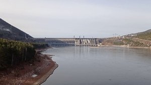 Енисей, Красноярская ГЭС, 8 апреля 2022 г..