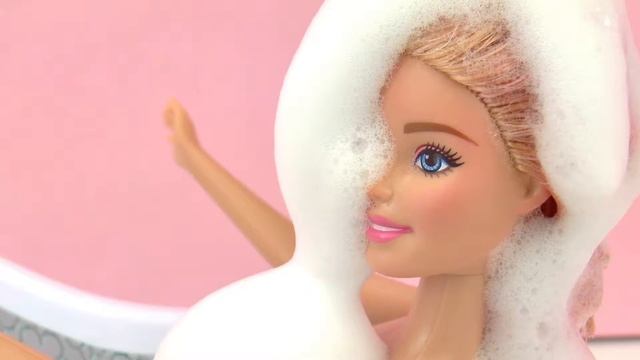 Надзвичайне перевтілення Барбі 2/ Барбі фарбується у перукаря крейдою для волосся – новий образ смотреть онлайн