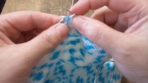 Простой узор "Ёлочка" из лицевых и изнаночных петель.