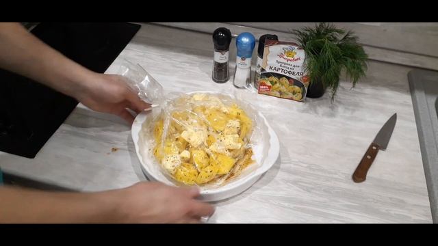 Такой картошки Вы точно не пробовали. Нежный, сочный картофель в микроволновки! Это очень вкусно!!!