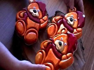 Три медведя и 2 пары руковичек.