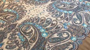 Павловопосадские платки «Сказка» и «В вихре танца»