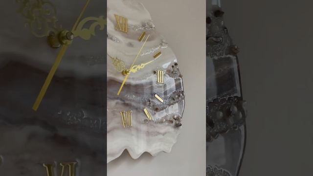 Часы из эпоксидной смолы… Для заказа в подходящем для вас цвете, напишите мне. #эпоксиднаясмола смотреть онлайн