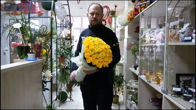 Букет из 51 жёлтой розы в фетре - sendflowers.by, teleflora.by смотреть онлайн