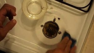 Как убрать царапины с поверхности кухонной плиты.