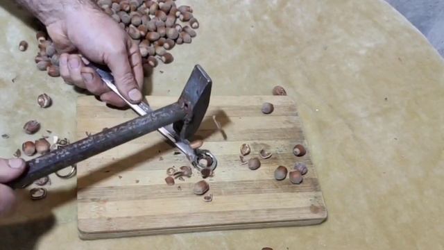 Как Просто и Быстро Расколоть Орешки Фундука смотреть онлайн