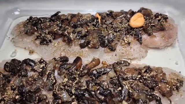 РЫБА В ДУХОВКЕ .ХЕК С ГРИБАМИ И СЫРОМ В КАРРИ.Хек в духовке.