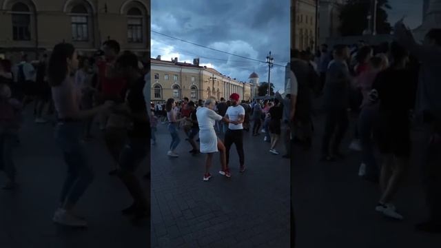 Июльские танцы на Васильевском острове .Летняя поездка в Санкт-Петербург. смотреть онлайн