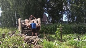 Уборка участка. Вывозим кучи мусора.