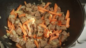 Тушеное мясо с маринованными огурцами
