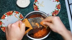 Салат с морковью и плавленным сырком.