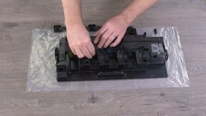 Замена устройства для сбора тонера | HP Color LaserJet Managed E77822, E77825, E77830 | HP Support