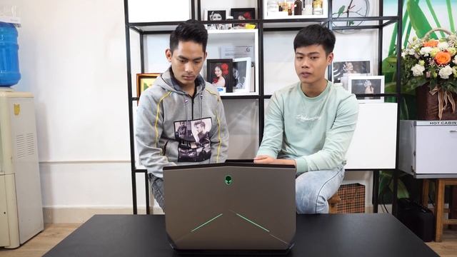 2 Bố Trẻ Chém Gió Tung Trời Về Laptop Đồ Hoạ Gaming Dell Alienware Giá Tầm 20 Củ смотреть онлайн
