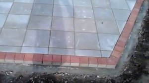 уложенная плитка на площадку под беседку
