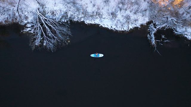 Заплыв по реке зимой на сапе