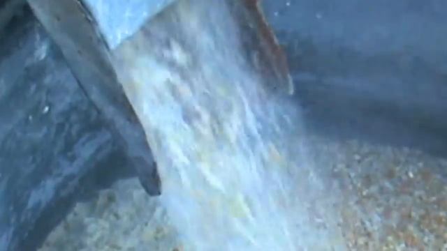 Простая самодельная зернодробилка в работе. смотреть онлайн