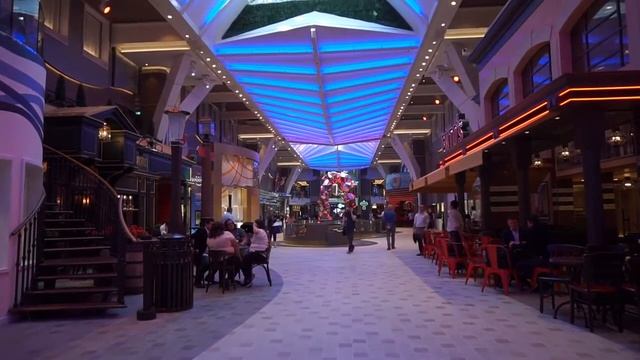 "InCruises" Самый большой лайнер в мире "Symphony of the Seas" от Royal Caribbean. Тур по лайнеру. смотреть онлайн