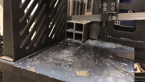 Пакетная резка металла на лентопиле с приводным роликом