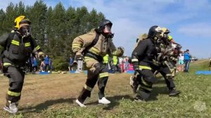 Пожарные покорили гору в полном обмундировании в +30°С