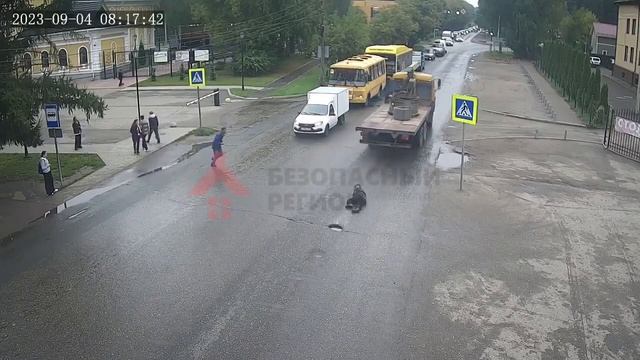 В Заволжском районе Ярославля пенсионерка оказалась под колесами грузовика и чудом выжила смотреть онлайн