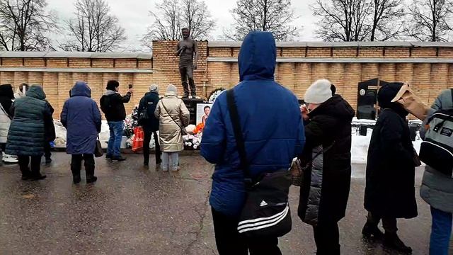 В день памяти поклонники собрались сегодня на могиле Юрия Шатунова 23.12.2023