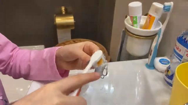 Как ухаживать за пластинами во рту и чистить зубы
