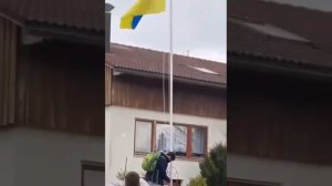 Европейские школьники снимают флаг Украины
