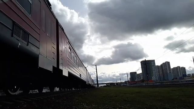 ЭД4М-0420 сообщением Павловск-Санкт Петербург(Витебский вокзал) возле станции Купчино. смотреть онлайн