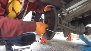 How to remove the rear brake pads Sprinter Crafter/Как снять задние колодки ручника Спринтер Крафте