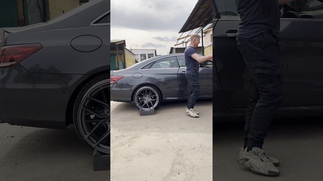 Mercedes E coupe на примерке дисков