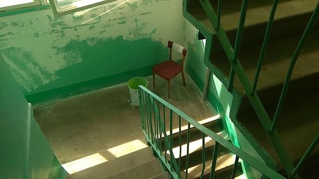 В   салатовый подъезда стены красят цвет