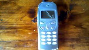 Старый сотовый телефон LG