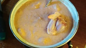 Куриные крылья в кляре и картофель фри в казане на костре.