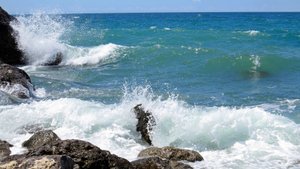 Неспокойное, но красивое море Кутлакской бухты.