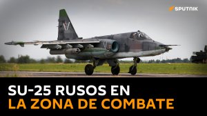 Vista desde la cabina: avión de ataque Su-25SM ruso destruyendo la potencia de fuego enemiga