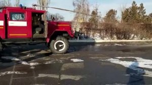 Пожарная машина зил 131. Проверка подачи воды через лафетный ствол