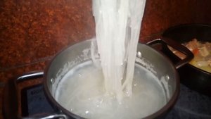 Как приготовить китайскую жареную крахмальную лапшу. Китайская кухня. Жареная лапша с курицей.