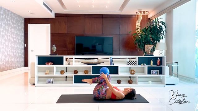 Creative Abs Workout with the Overball / Pilates Mat at Home / Nancy Castiglioni
