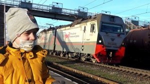 Железная дорога и железнодорожный транспорт. Макс смотрит поезда