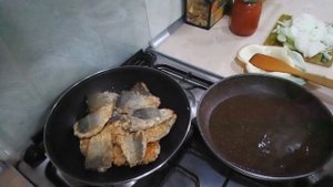 ТРЕСКА ЖАРЕННАЯ , В ТОМАТНОМ СОУСЕ !