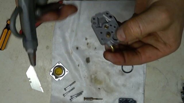 Очистка карбюратора китайского бензинового триммера HUTER. смотреть онлайн