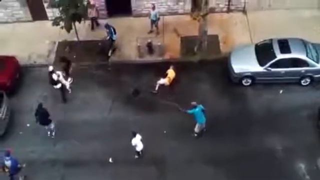 Собаки напали на прохожего в Нью Йорке! Разорвали до крови. Жесть! смотреть онлайн