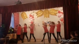 Танцуют флешмоб на праздник День матери 7 А класс