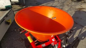 Разбрасыватель удобрений и противогололедных материалов.