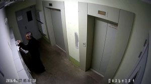 Запись с камеры наблюдения в подъезде