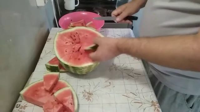 Мочённые арбузы дольками,  как бочковые