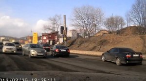 Ул. Нейбута во Владивостоке: сплошные ямы и ухабы.