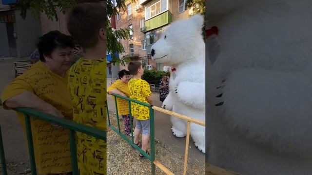 Улыбайтесь чаще??? Поздравили ребенка, на детской площадке??? #рекомендации #деньрождения смотреть онлайн