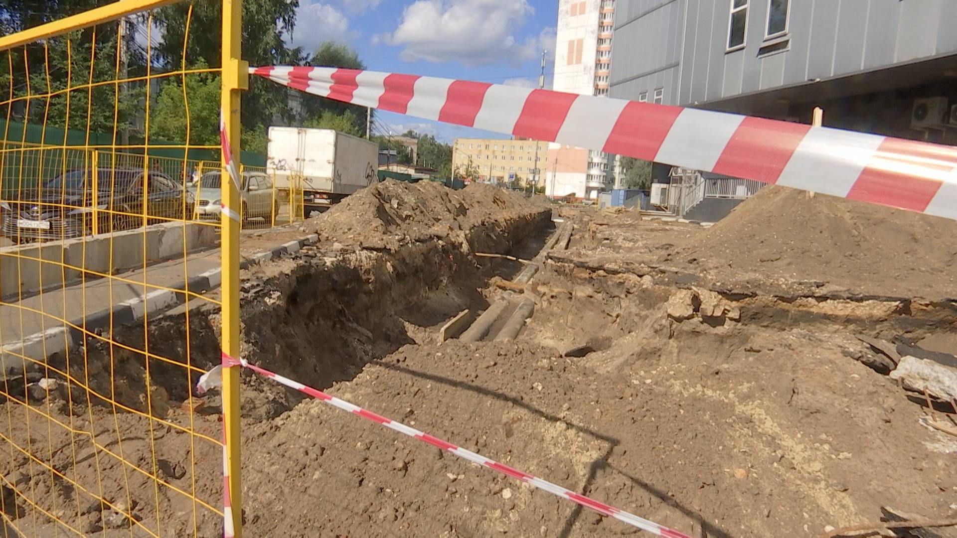 На улице Побратимов меняют теплотрассу